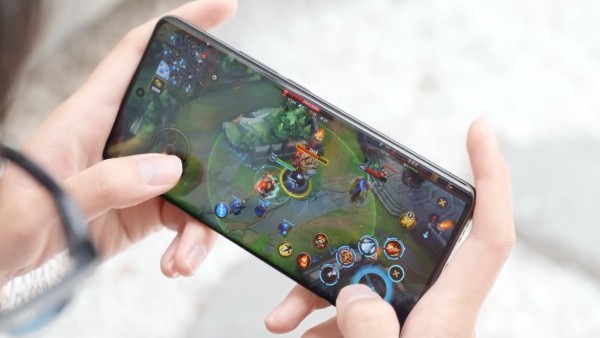 Trong thực tế, cả Dimensity 1200 và Snapdragon 865 đều mang lại trải nghiệm gaming mượt mà trên hầu hết các tựa game phổ biến hiện nay.