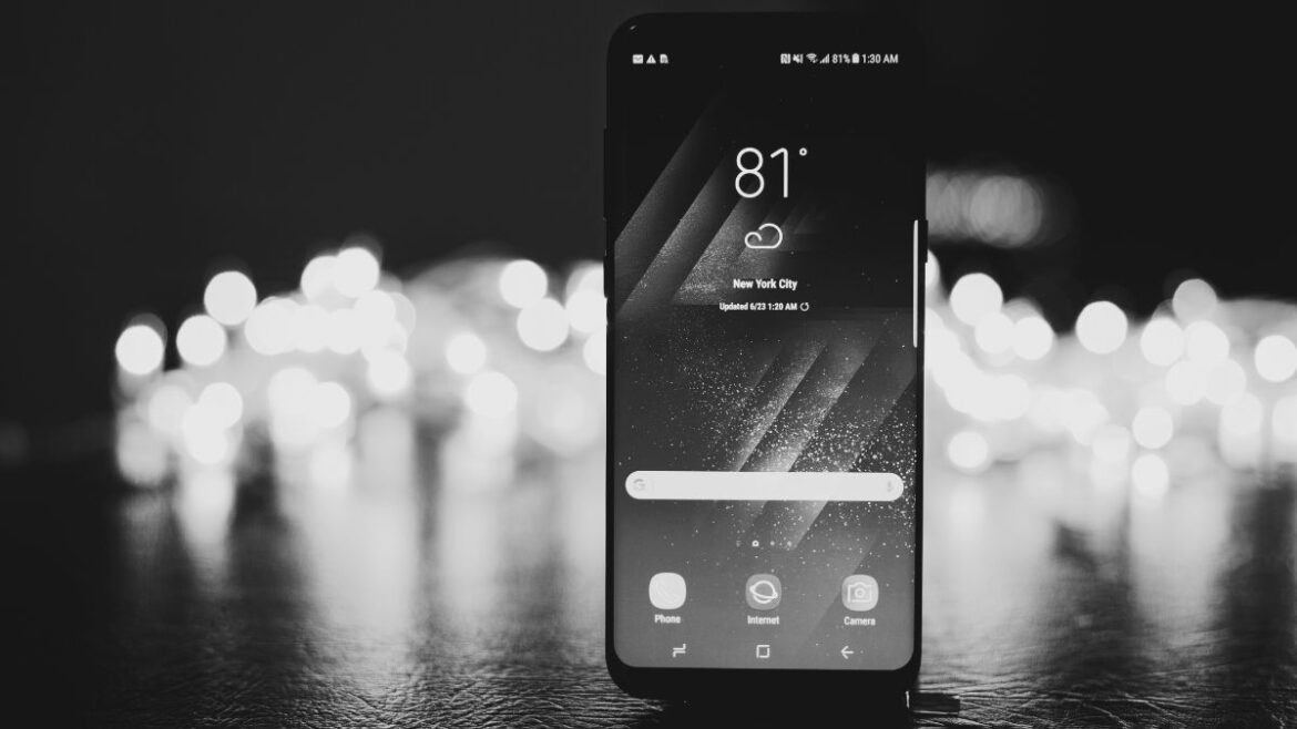 Màn hình điện thoại bị đổi màu trắng đen do đâu? 6 Cách khắc phục hiệu quả Màn hình điện thoại bị đổi màu trắng đen do đâu? 6 Cách khắc phục hiệu quả